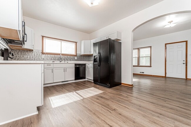 118 E Pine St in Junction City, KS - Building Photo - Building Photo