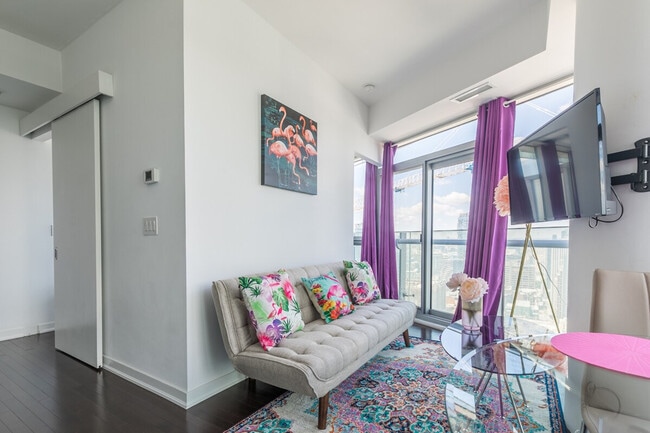 807 York St, Unit SI ID1515759P in Toronto, ON - Building Photo - Building Photo