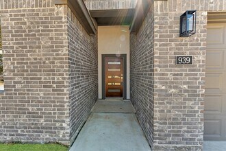 939 Lake View Dr in Montgomery, TX - Foto de edificio - Building Photo