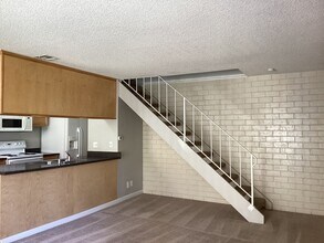 460 W Alamos Ave in Clovis, CA - Building Photo - Building Photo