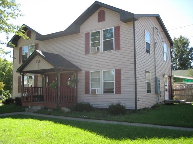 716 Race St in Boyceville, WI - Foto de edificio