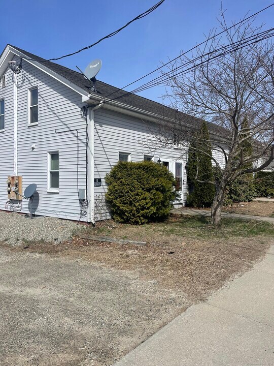 27 N Walnut St in Plainfield, CT - Building Photo