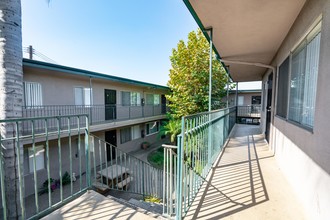 The Lakewood Apartments in Downey, CA - Foto de edificio - Other