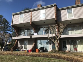 5900 Patterson Ave in Richmond, VA - Foto de edificio - Building Photo