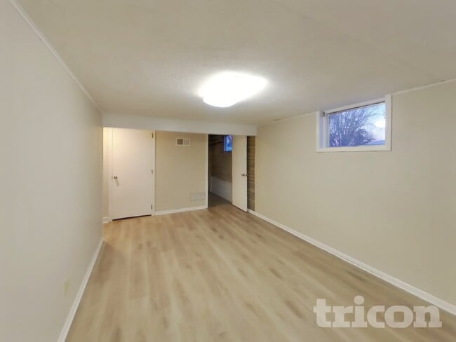 3733 Hillsboro Ave N in Minneapolis, MN - Foto de edificio - Building Photo