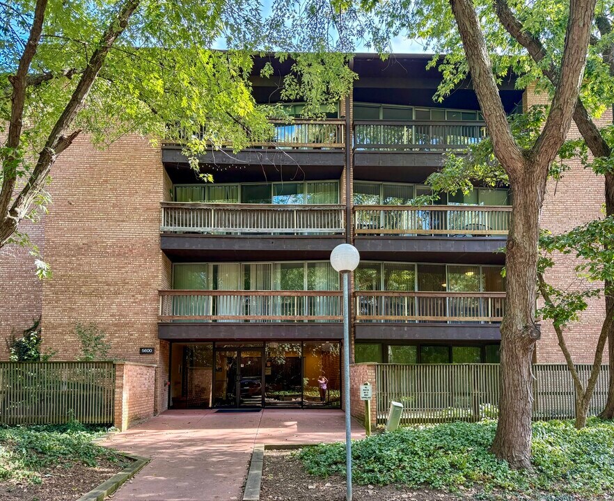 5600 Hillcrest Ln in Lisle, IL - Building Photo