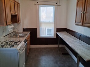 32 Ellington Rd, Unit 2 in Somerville, MA - Foto de edificio - Building Photo