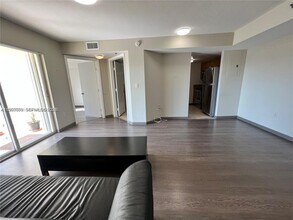 637 SW 3rd St in Miami, FL - Foto de edificio - Building Photo