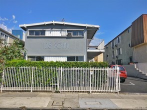 128 S Normandie Ave in Los Angeles, CA - Foto de edificio - Building Photo