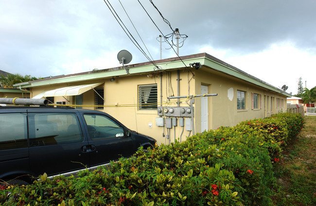 612 N Federal Hwy in Lake Worth, FL - Foto de edificio - Building Photo