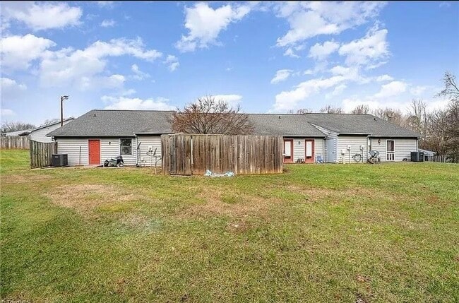 1620 Windsong Ct in Winston-Salem, NC - Foto de edificio - Building Photo