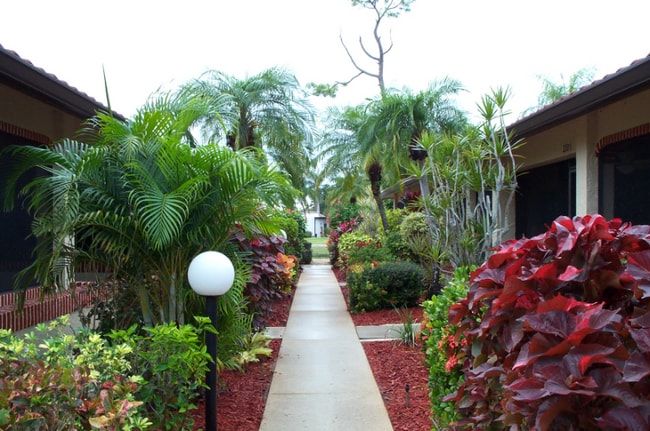 2009 Pine Isle Ln in Naples, FL - Building Photo - Building Photo