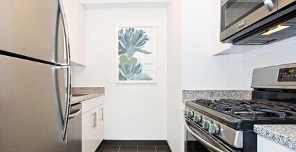 505 W 37th St in New York, NY - Foto de edificio - Building Photo