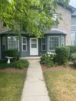 418 Kresswood Dr, Unit 418 in McHenry, IL - Building Photo