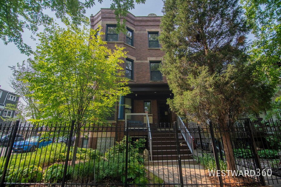 2901 W Dickens Ave in Chicago, IL - Building Photo
