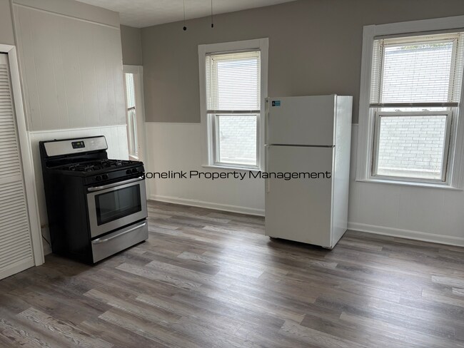 77 Waltham St in Pawtucket, RI - Foto de edificio - Building Photo