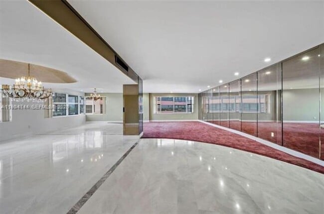 5255 Collins Ave in Miami Beach, FL - Building Photo - Building Photo