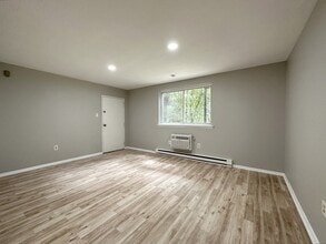 Woodland Manor Apartments in Morrisville, PA - Foto de edificio - Building Photo