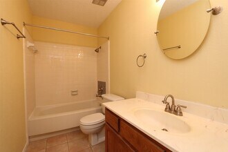 6430 Kentwick Dr in Houston, TX - Building Photo - Building Photo