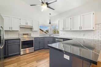 1051 E 11780 S in Sandy, UT - Foto de edificio - Building Photo