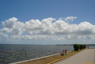 190 E Olmstead Dr in Titusville, FL - Foto de edificio - Building Photo