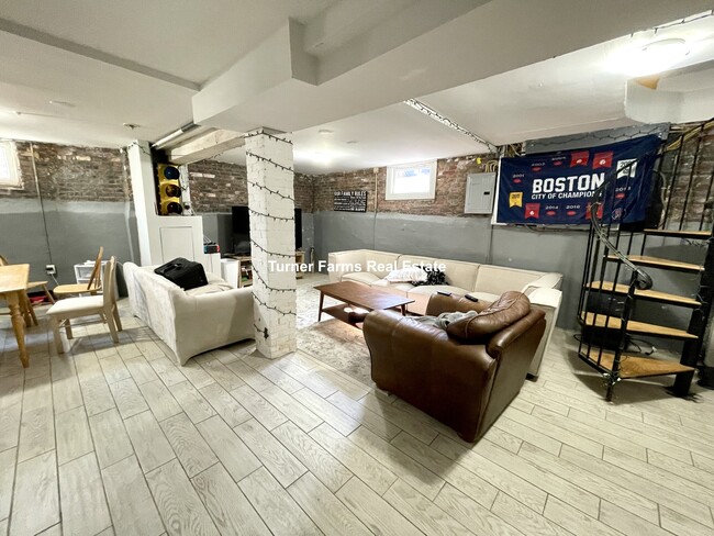 38 Cherry St, Unit 1 in Somerville, MA - Foto de edificio - Building Photo