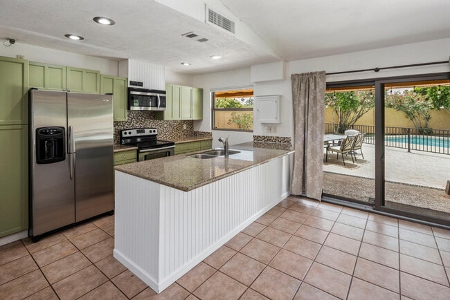 10625 E Becker Ln in Scottsdale, AZ - Building Photo - Building Photo