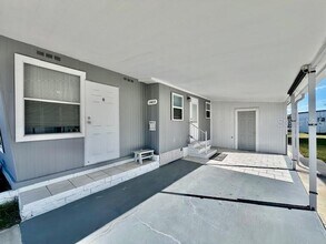 10810 Freedom Dr in Port Richey, FL - Building Photo - Building Photo