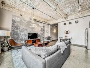 555 Evergreen St in Dallas, TX - Building Photo - Building Photo