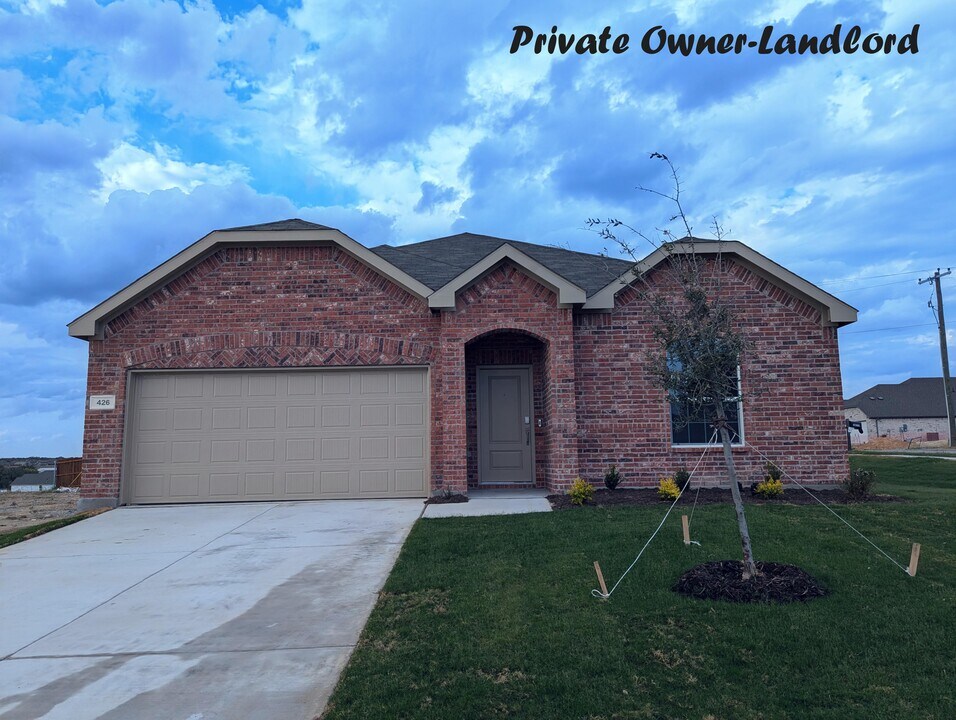 426 Lone Star Dr in Justin, TX - Building Photo