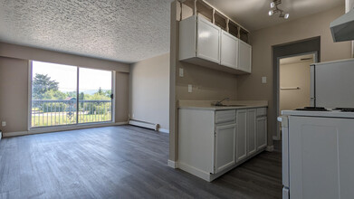 Queensway Place Apartments in Prince George, BC - Building Photo - Building Photo