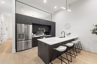 318 W Grand Ave in Chicago, IL - Building Photo - Building Photo