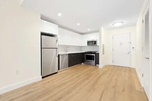 2521 43rd Ave, Unit 206 in Long Island City, NY - Building Photo