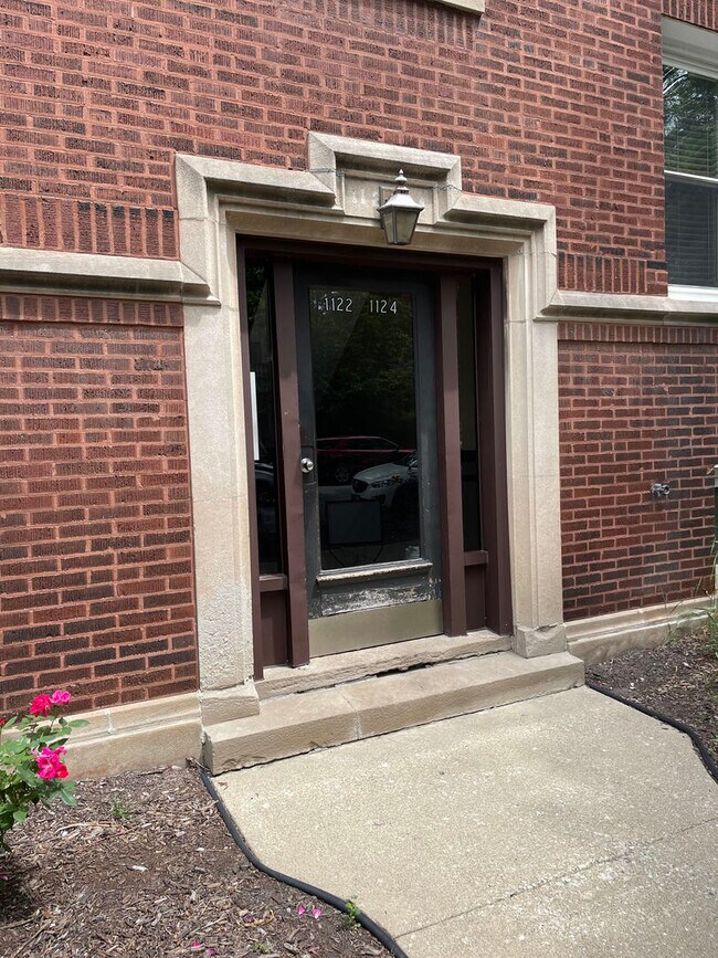 1122 W Wellington Ave-Unit -105 in Chicago, IL - Building Photo - Building Photo
