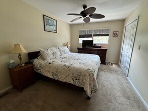 266 Hulmeville Rd, Unit Apt E in Langhorne, PA - Foto de edificio - Building Photo