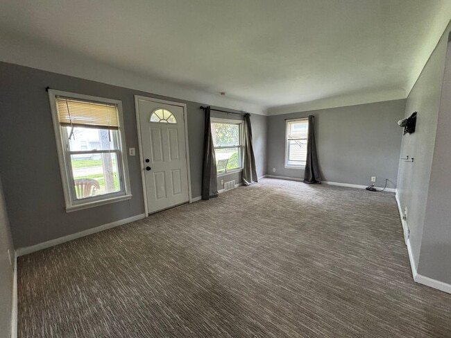 8045 Cadillac Ave in Warren, MI - Building Photo - Building Photo