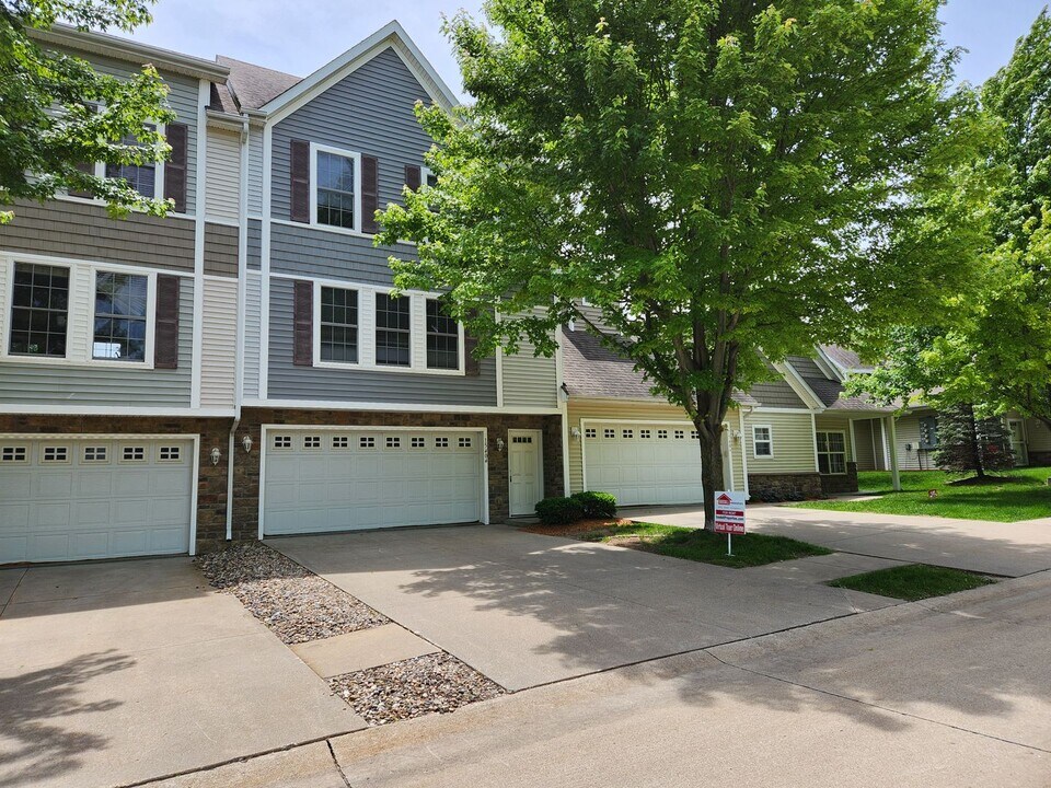 15404 Townsend Ave in Urbandale, IA - Building Photo