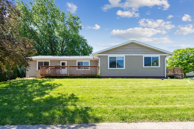 125 - 127 West Gate - Cedar Falls (Duplex) in Cedar Falls, IA - Building Photo - Building Photo