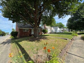 2449 S 8th St in Springfield, IL - Foto de edificio - Building Photo