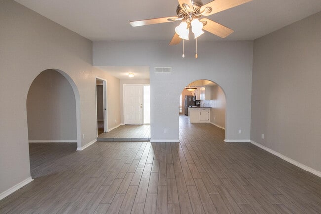 2908 E Avenida Olivos in Phoenix, AZ - Building Photo - Building Photo