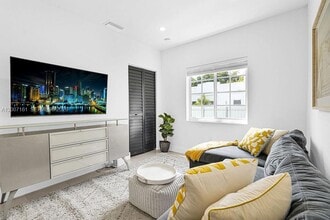 570 NW 48th St in Miami, FL - Building Photo - Building Photo