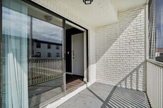 3240 NW 84th Ave, Unit 423 in Sunrise, FL - Foto de edificio - Building Photo