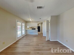 1110 Orangewood Ln in Arlington, TX - Foto de edificio - Building Photo