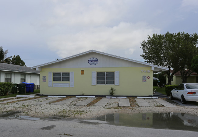 749 NE 13th Ct in Fort Lauderdale, FL - Foto de edificio - Building Photo