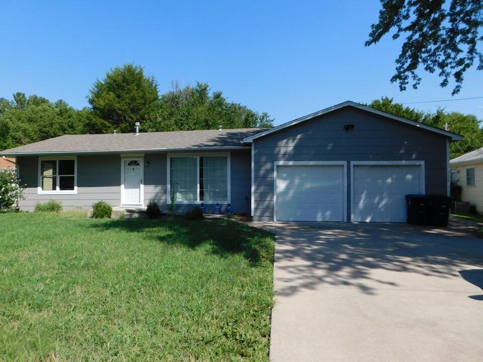 526 W 10th Ave in El Dorado, KS - Building Photo