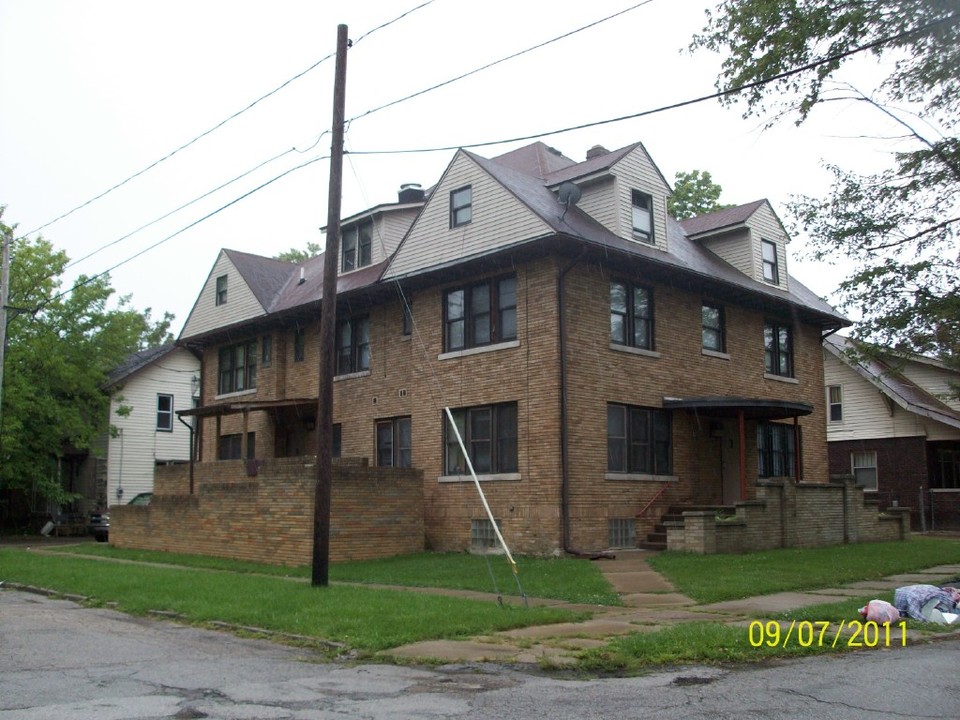 214 E Paterson St in Flint, MI - Building Photo