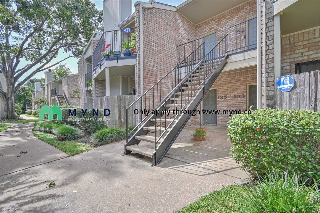 8100 Cambridge St-Unit -Apt 135 in Houston, TX - Foto de edificio