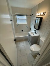 7661 S Coles Ave, Unit 2B in Chicago, IL - Building Photo - Building Photo