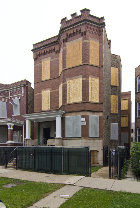 1451 N Washtenaw Ave in Chicago, IL - Foto de edificio