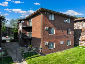 Bernice Homes in Lansing, IL - Foto de edificio - Building Photo